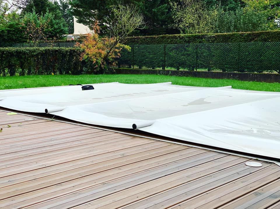 Piscine recouverte d'une bâche