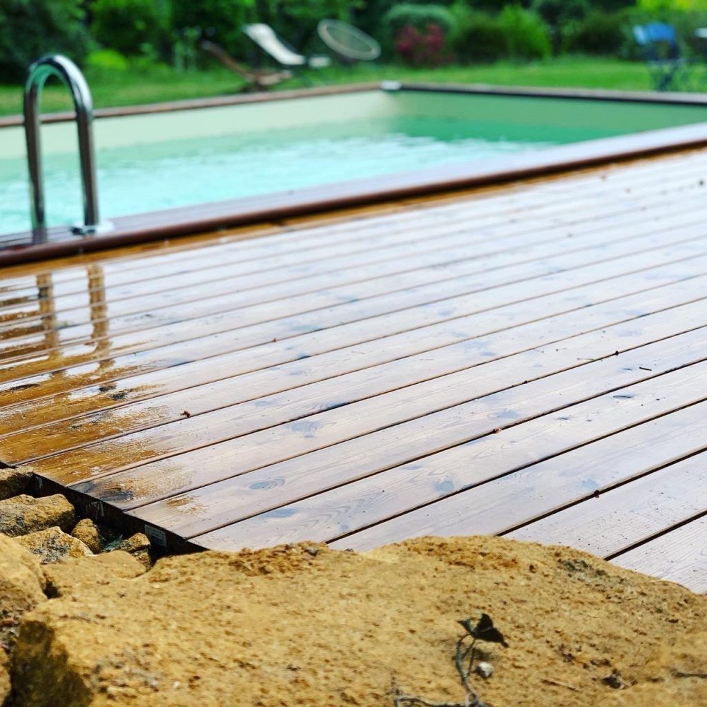 terrasse en bois brillant devant une piscine