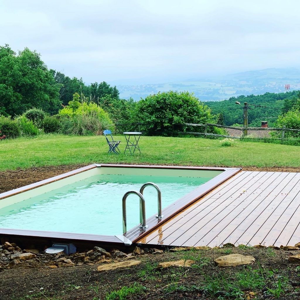 Piscine devant un paysage de montagne