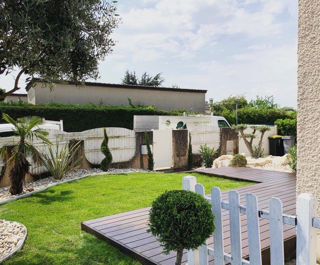 jardin et terrasse en bois à l'arrière d'une habitation