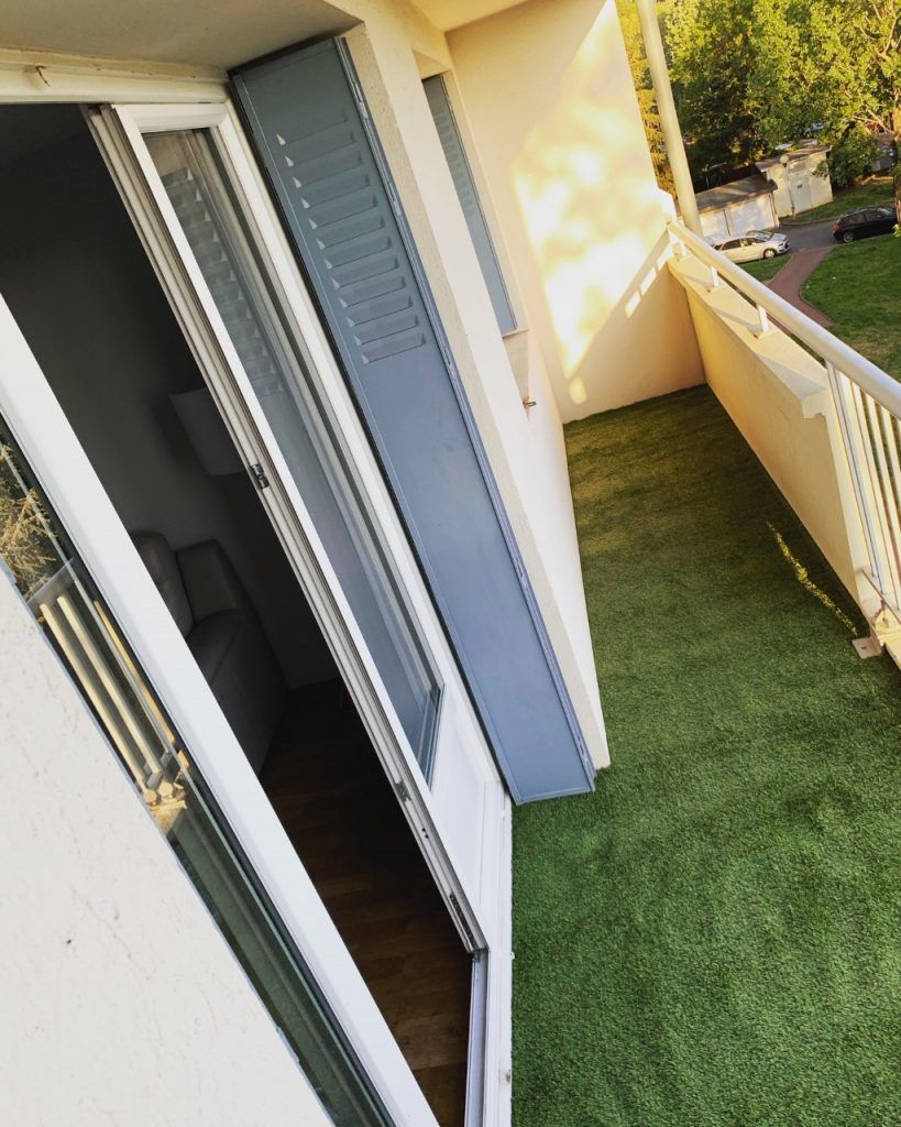 Gazon synthétique d'une terrasse d'appartement