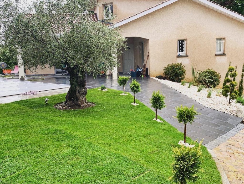 Jardin et allée d'accès devant une maison