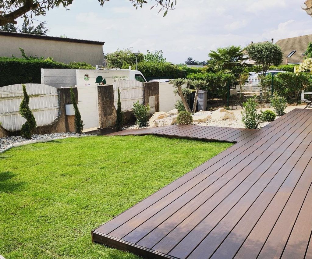 Accès d'un jardin par une terrasse en bois