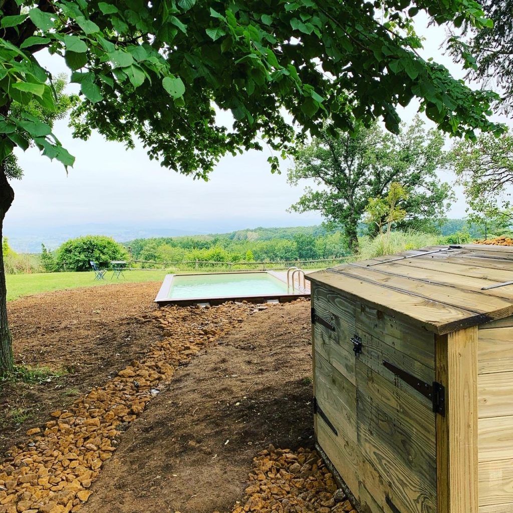 Piscine sur un terrain de terre 2