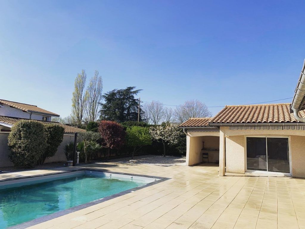 Piscine dans une terrasse carrelée