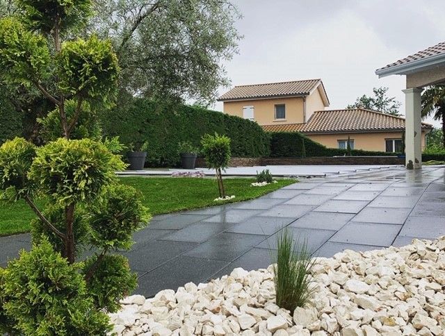 Allée d'un jardin en dalle de couleur anthracite
