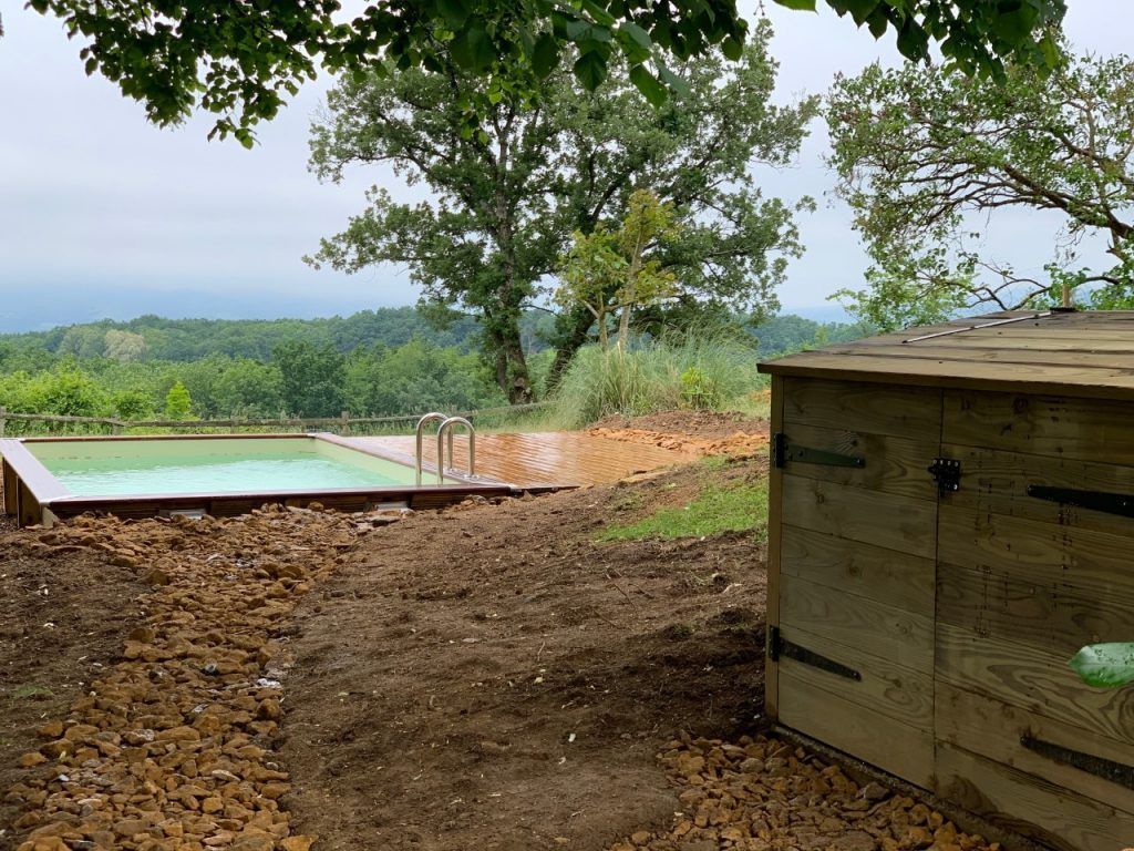Piscine dans un terrain de terre et cailloux