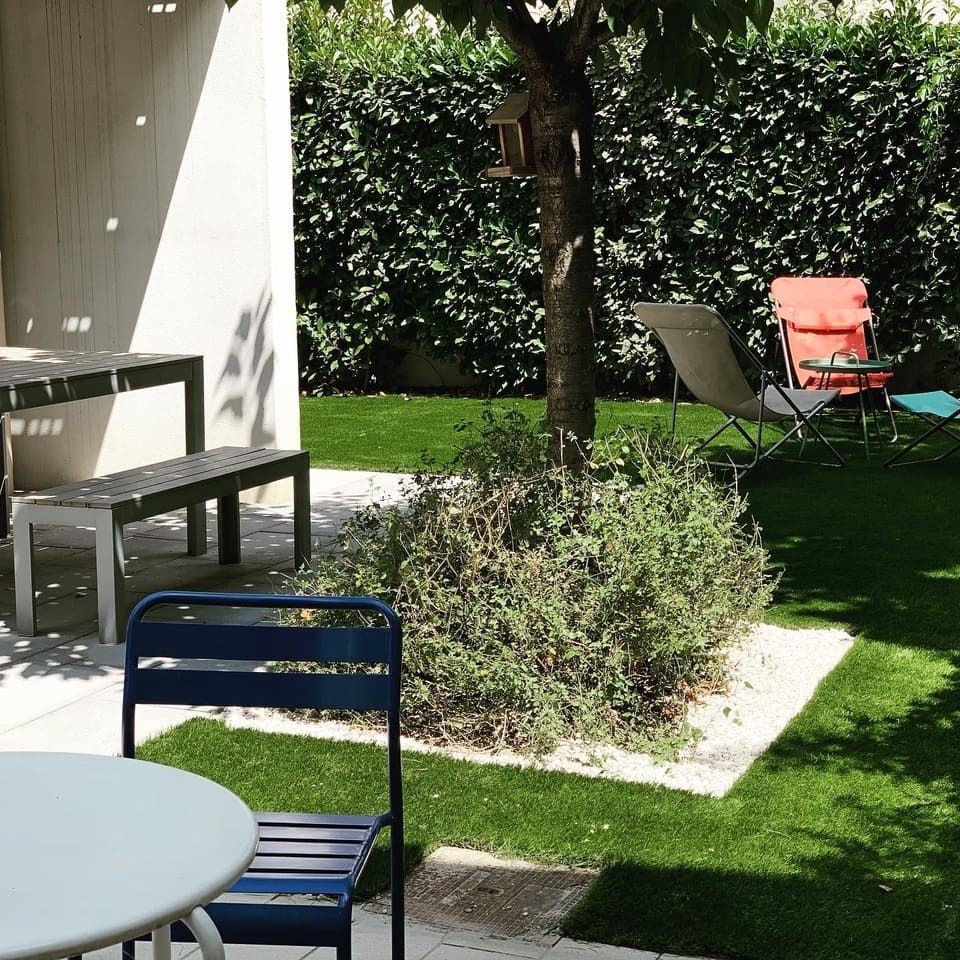 Petite terrasse avec banc et siège