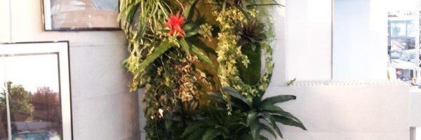 Décoration florale accrochée au mur d'un stand de piscine
