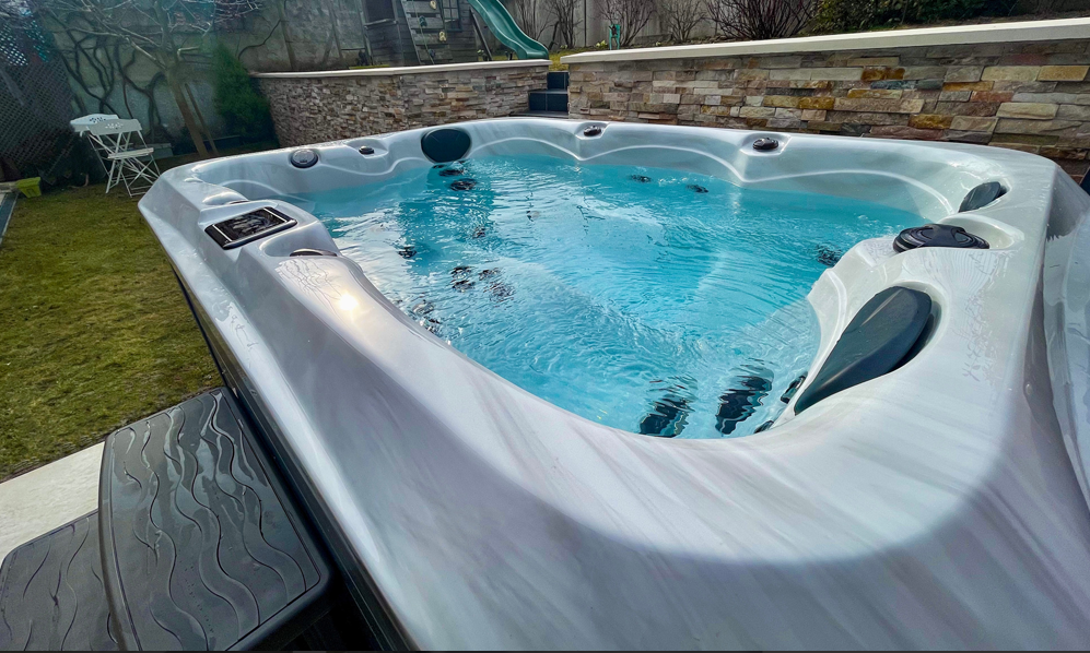 Spa extérieur rempli d'eau