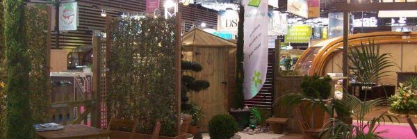 Stand d'exposition avec palissade en bois végétalisé