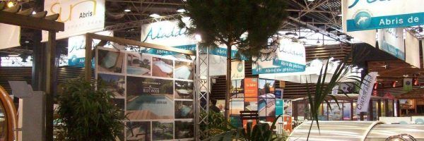 Décoration arbuste et arbre dans un stand de piscine