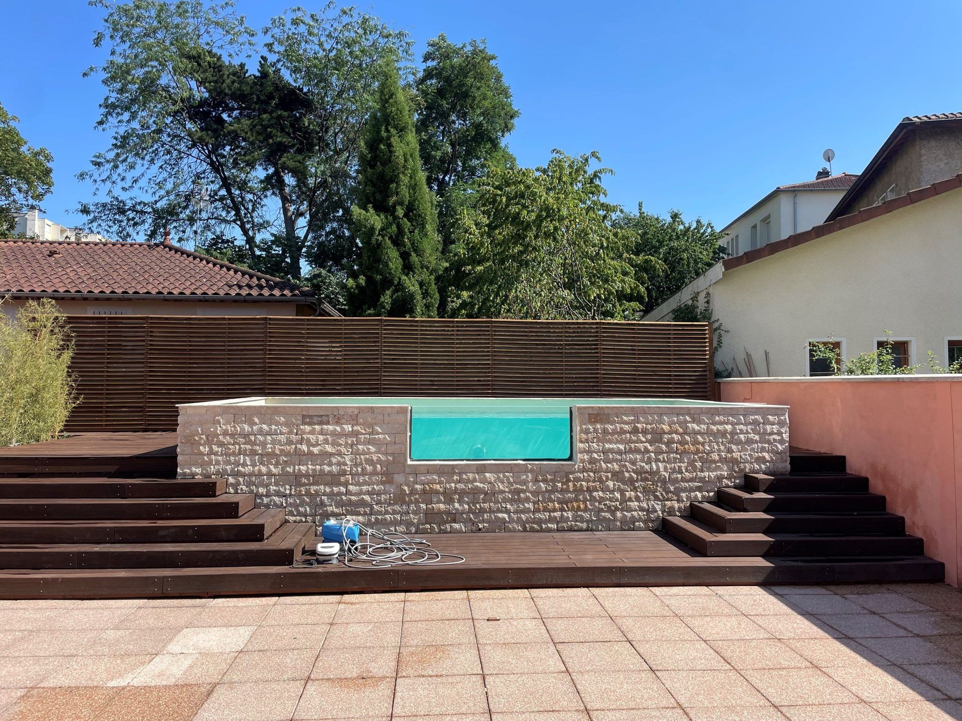 Terrasse avec piscine encastrée