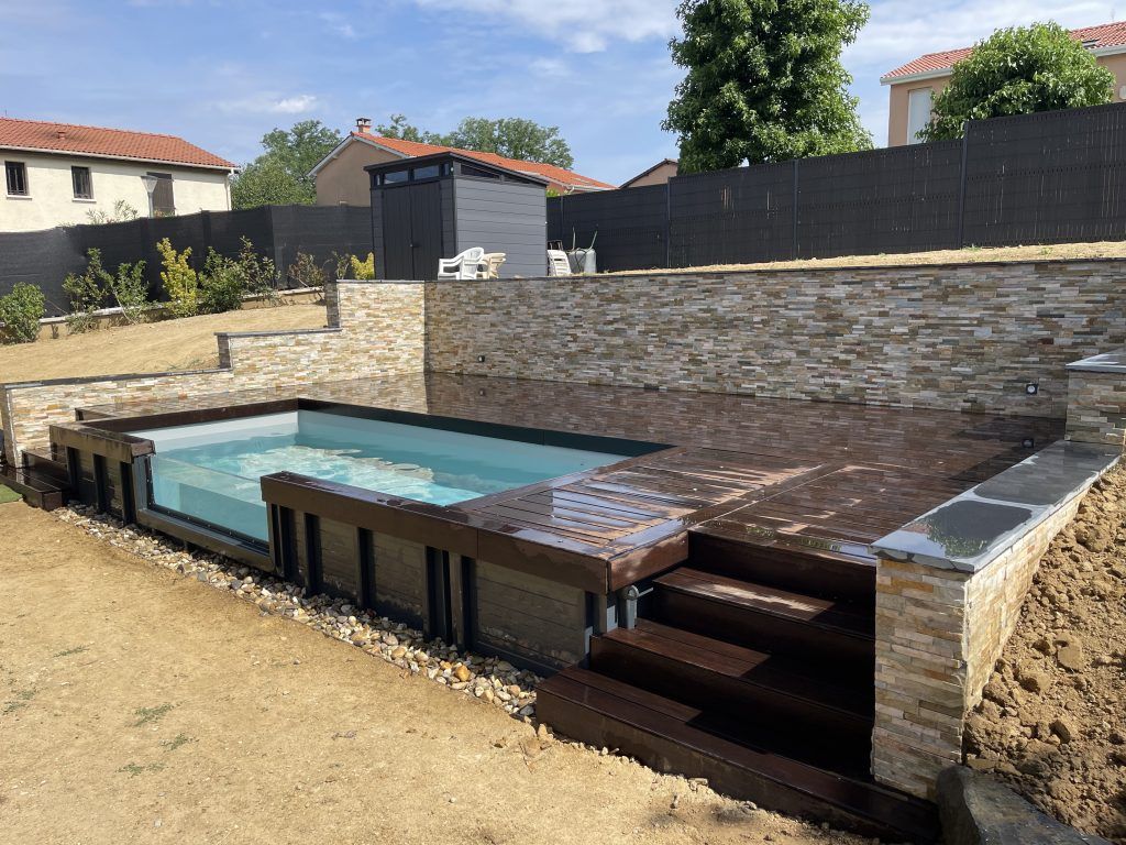 Piscine surélevée comportant deux accès via un escalier en bois