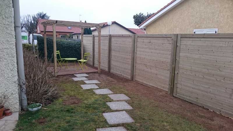 Palissade en bois d'un jardin chez un particulier