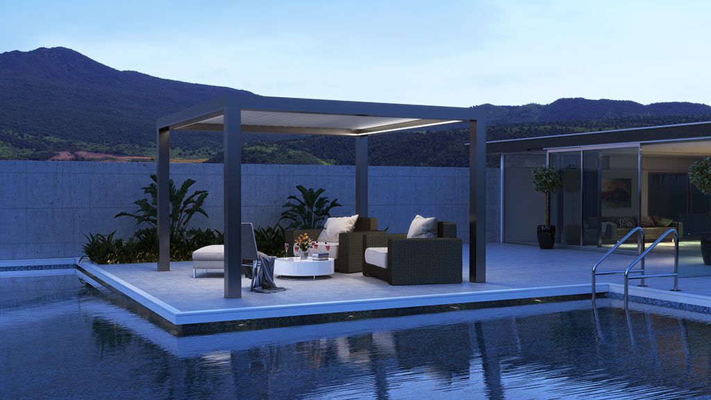 Fauteuils sous une pergola au bord d'une piscine