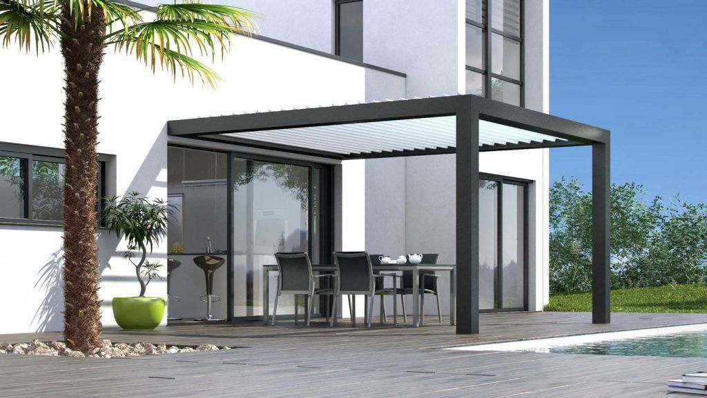 Table et chaises sous une pergolas d'une maison aux murs blanc