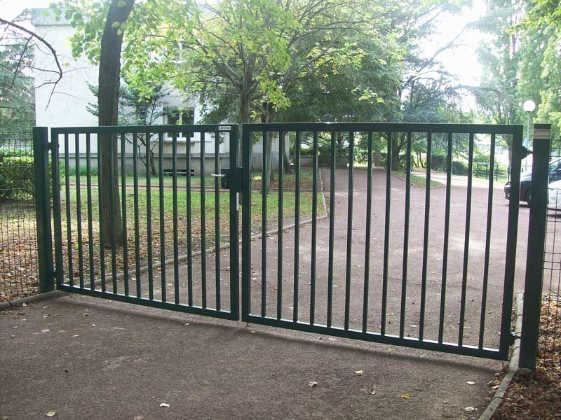 Grille double fermé d'un lieu privée boisé