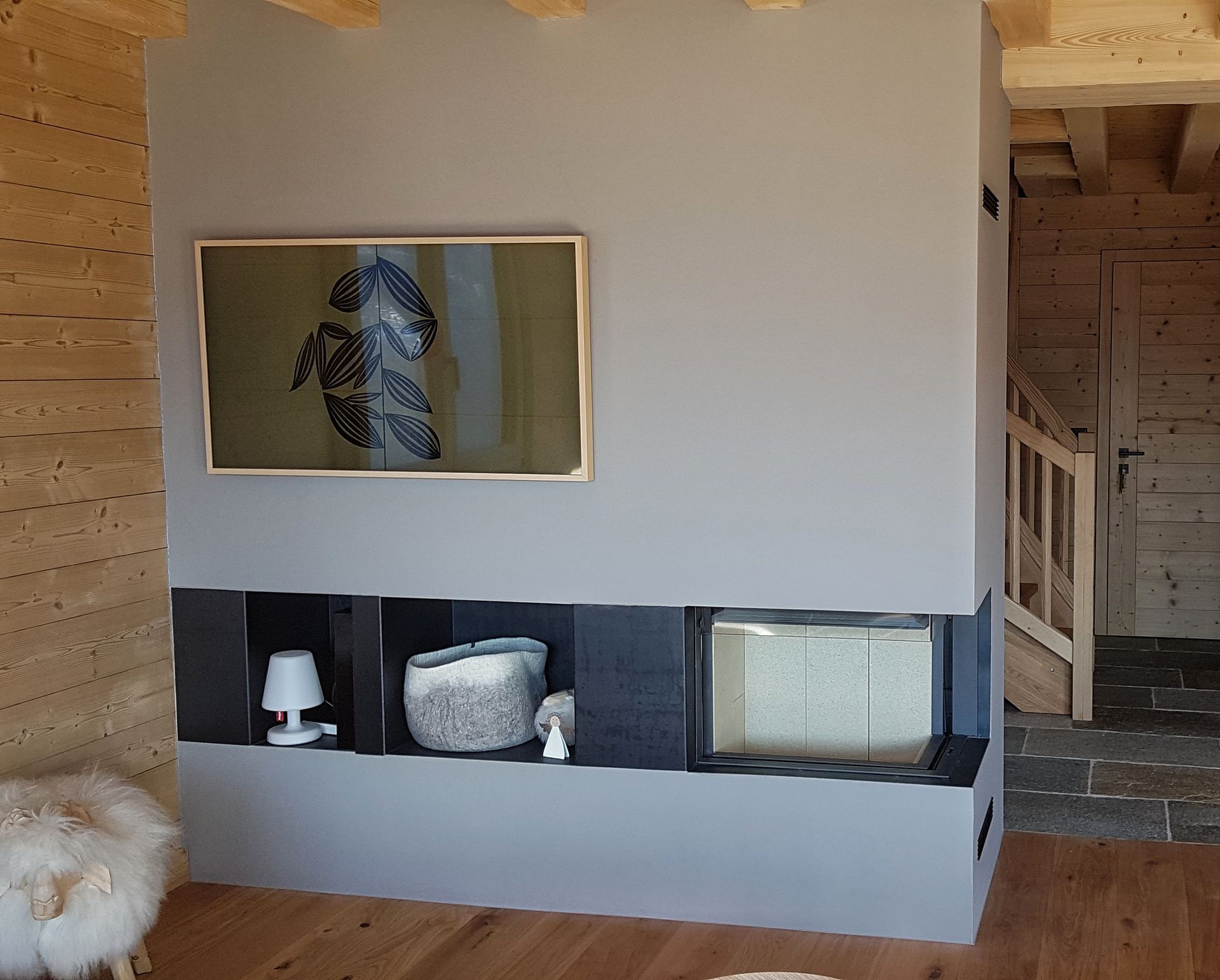 Une cheminée moderne dans une pièce rustique.