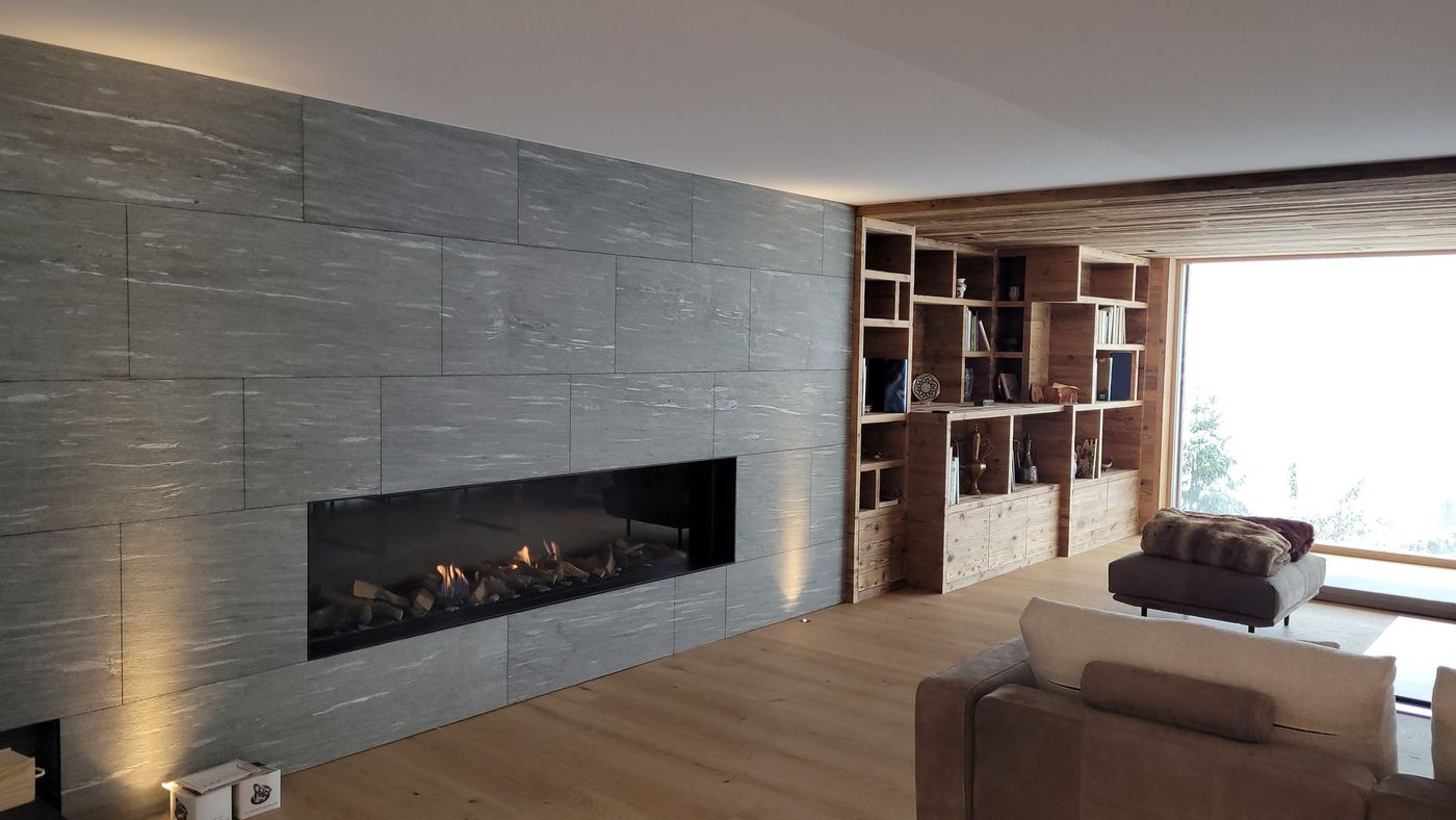 Un salon moderne avec une cheminée en pierre