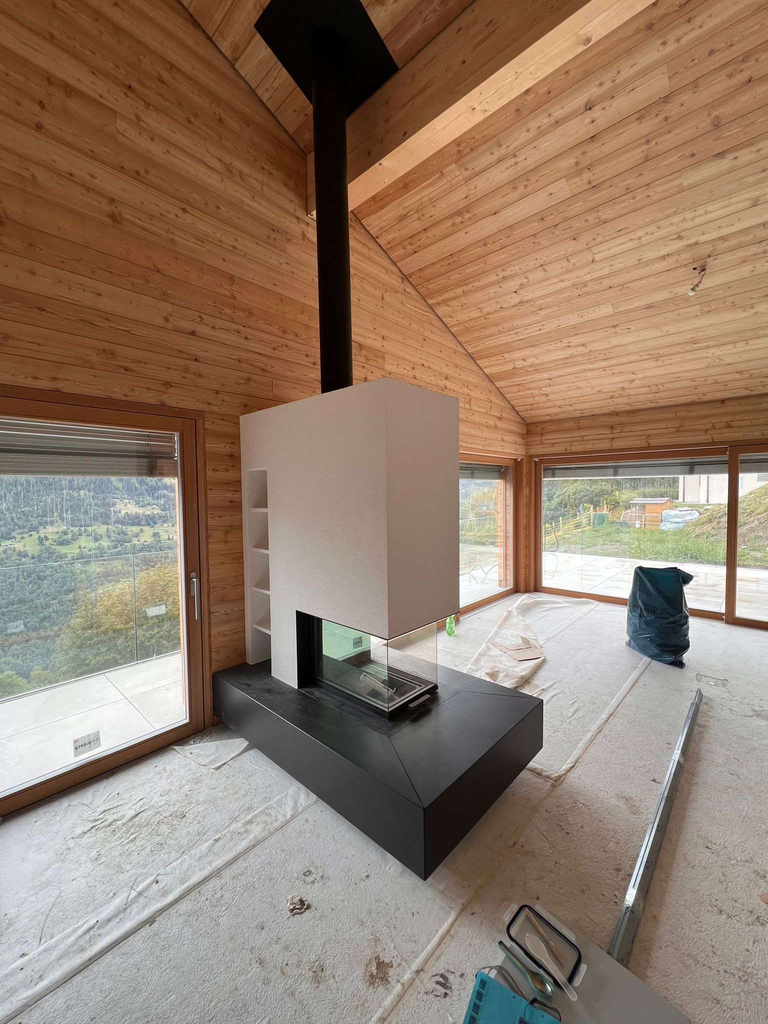 Cheminée moderne avec foyer noir et encadrement blanc