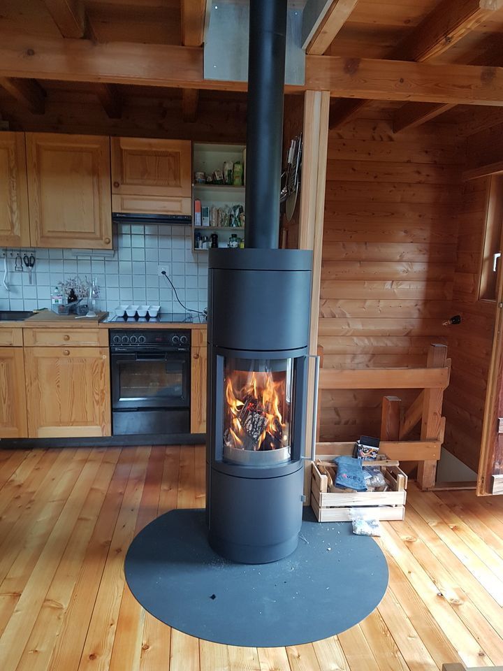 Un poêle à bois avec des flammes dans une cabane.
