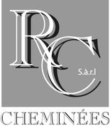 Logo de « RC Cheminées » avec initiales et texte stylisés, en noir et blanc sur fond gris. Les lettres se chevauchent.