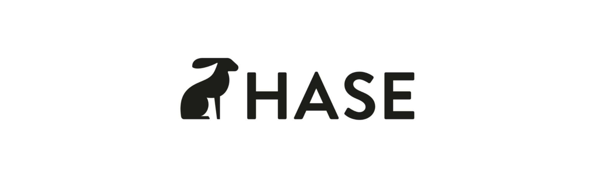 Logo représentant une silhouette de lièvre noir et le mot « HASE » en noir.