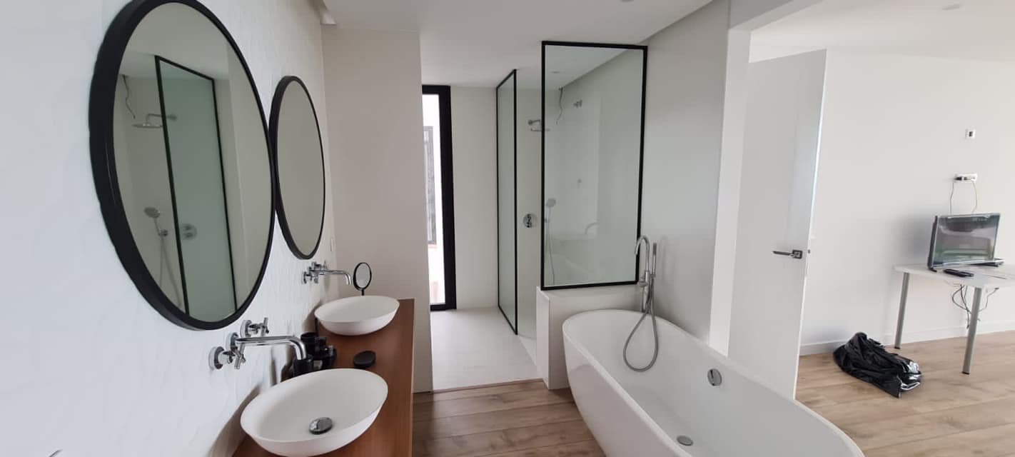 Un baño con dos lavabos y una bañera.