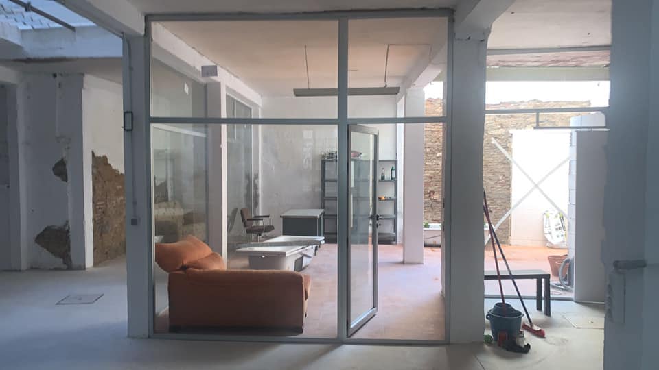 Una habitación con un sofá y una mesa.