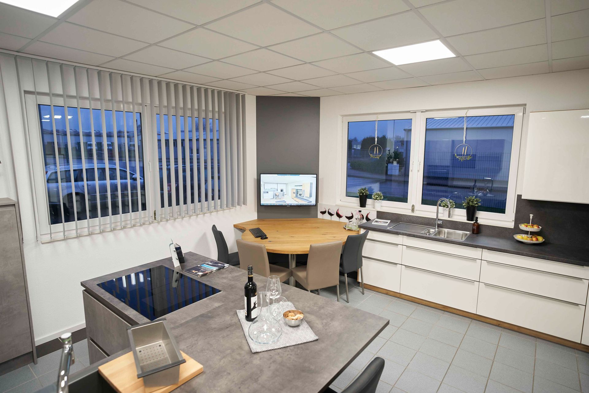 eine Küche mit einem Tisch und Stühlen und einem Fernseher