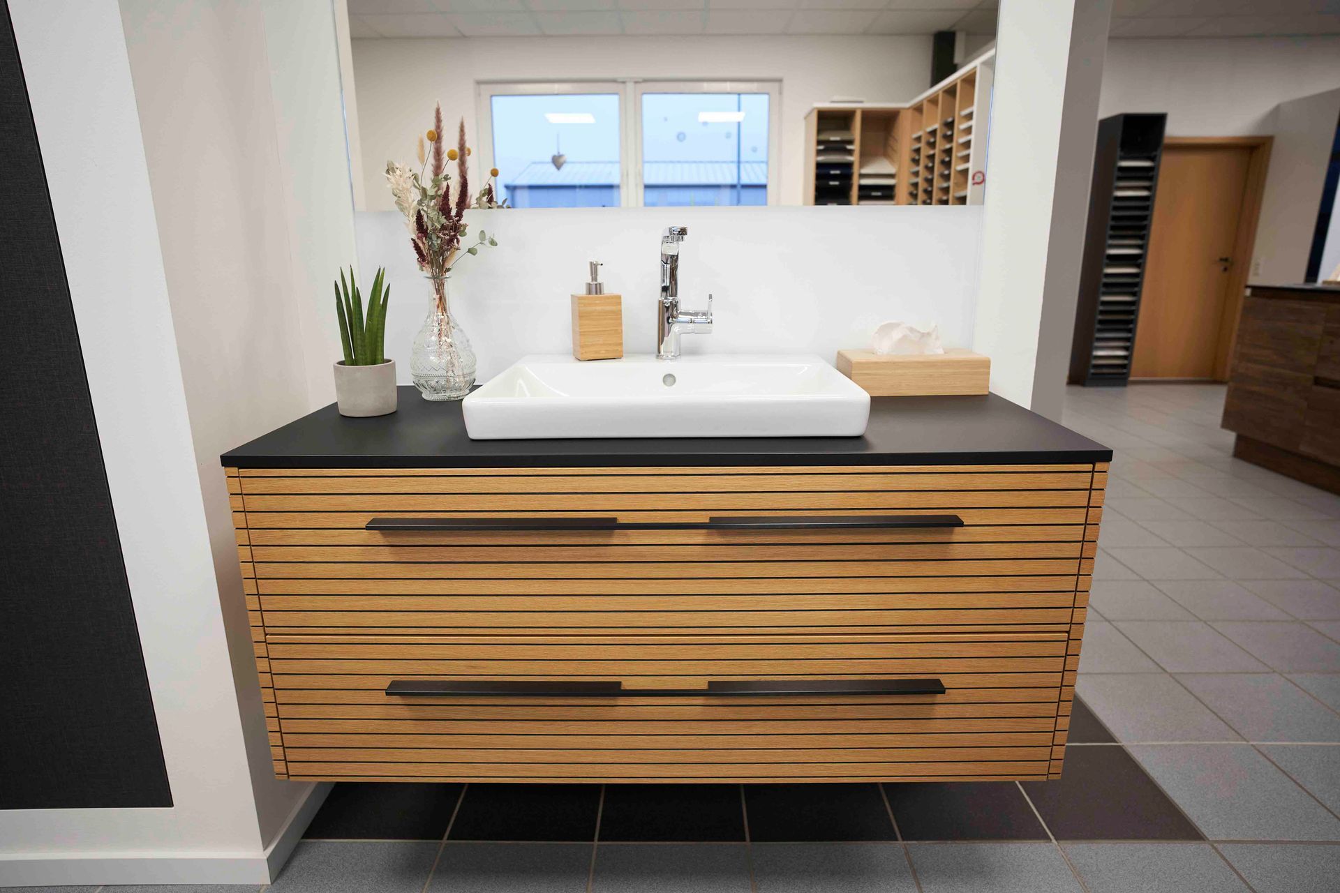 ein Badezimmer mit einem Waschbecken und einem Holzschrank