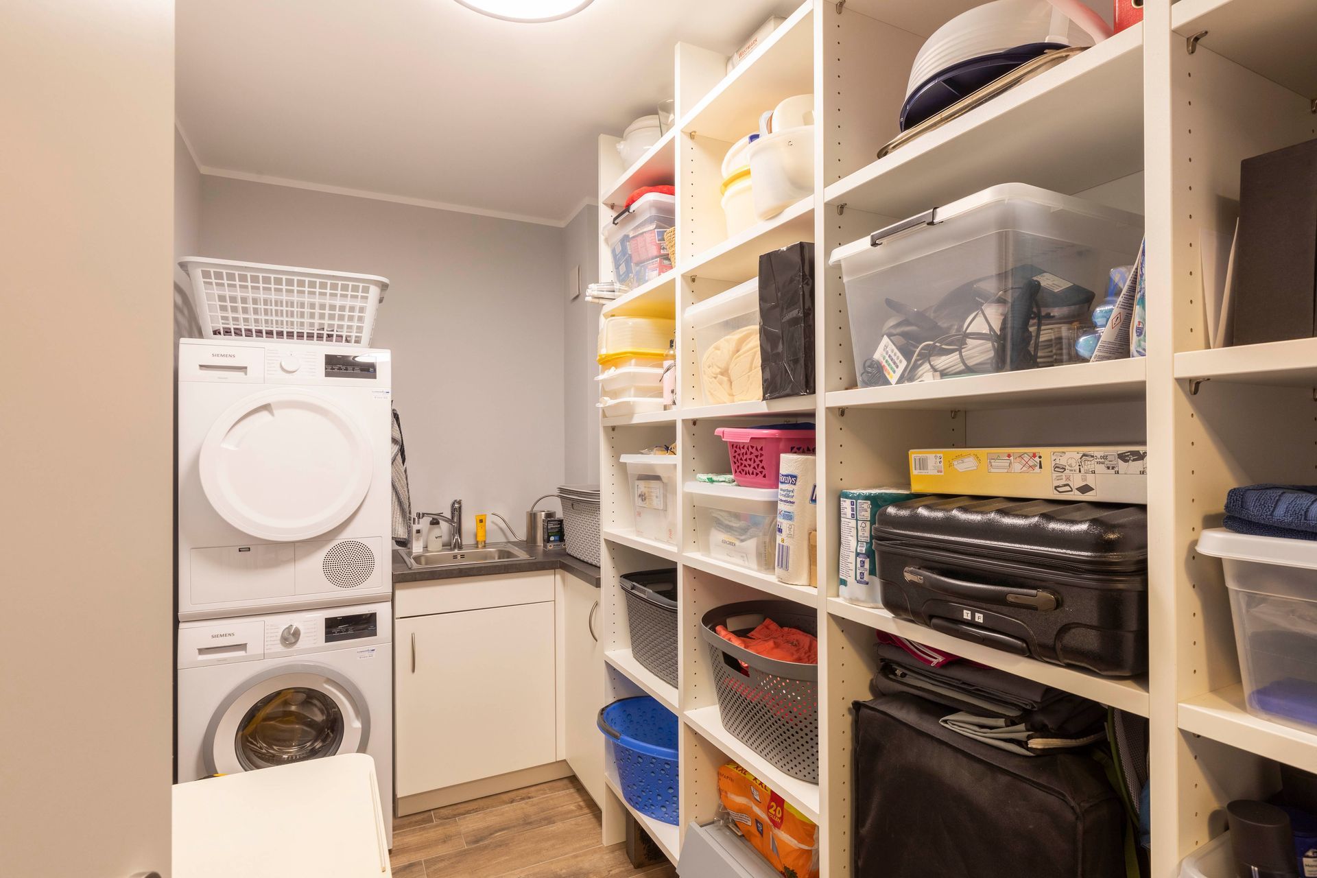 eine Waschküche mit einer Waschmaschine und einem Trockner .