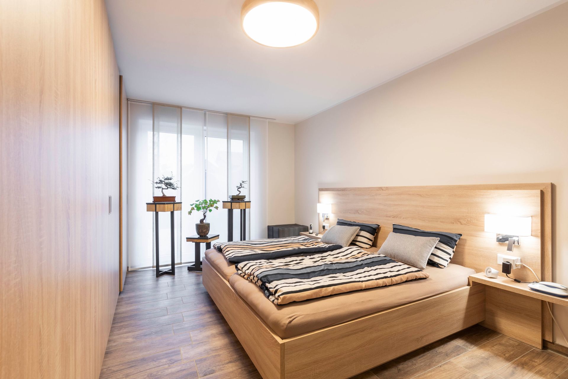 ein Schlafzimmer mit einem großen Bett und einem Nachttisch