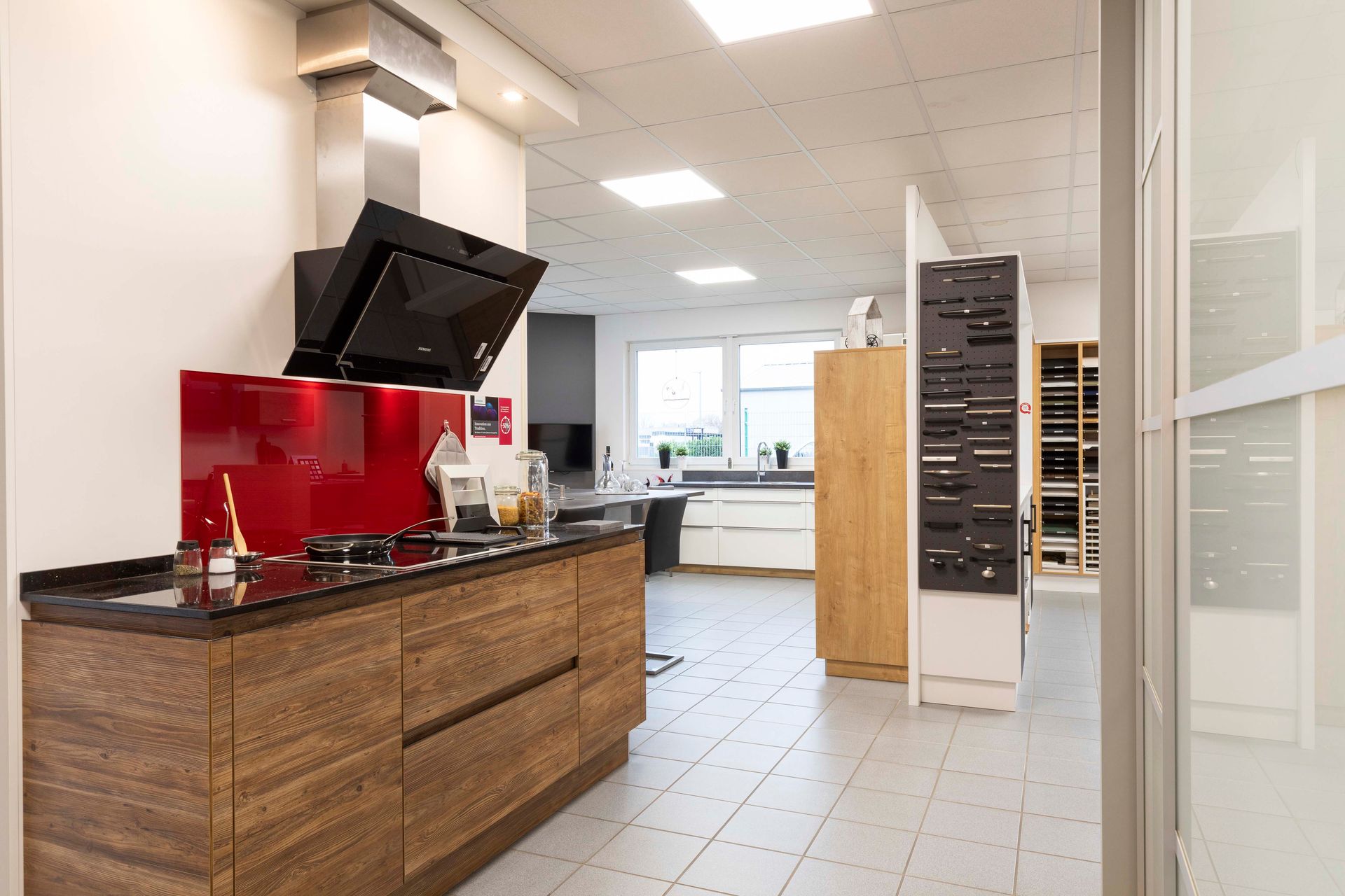 eine Küche mit Holzschränken , einem Herd und einem Spülbecken