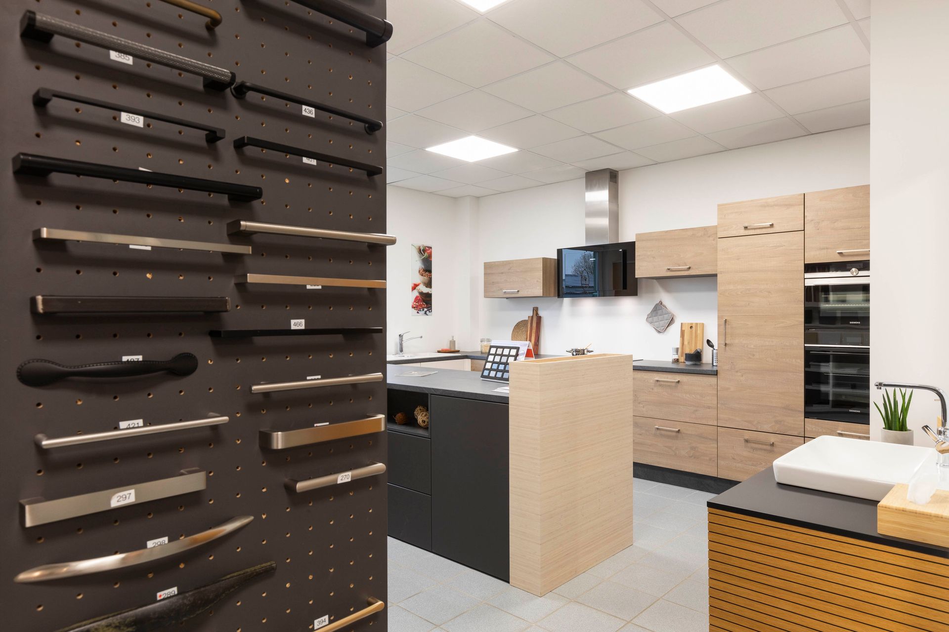 eine Küche mit vielen Schränken und einem Waschbecken