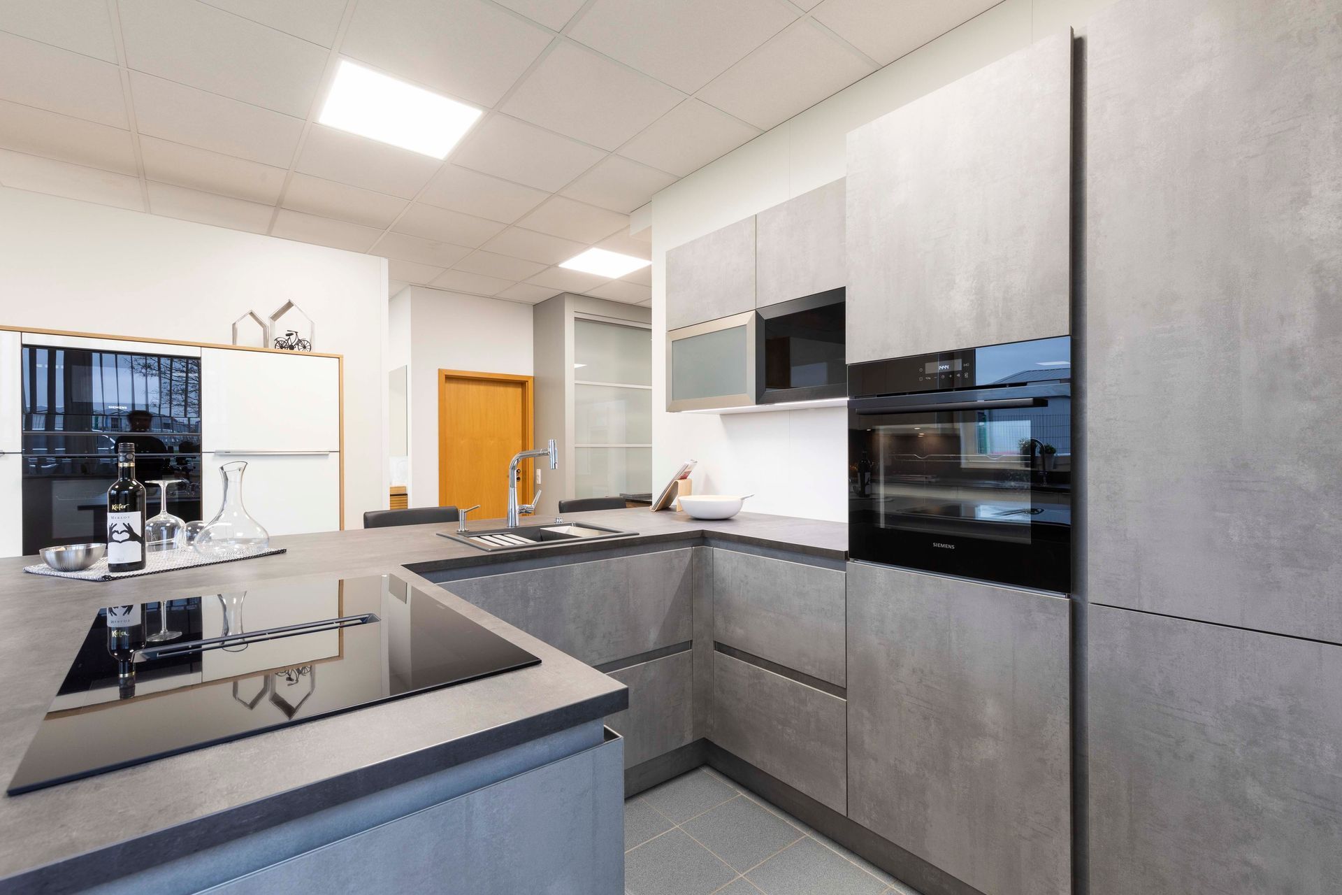 eine Küche mit vielen Geräten und einem Herd