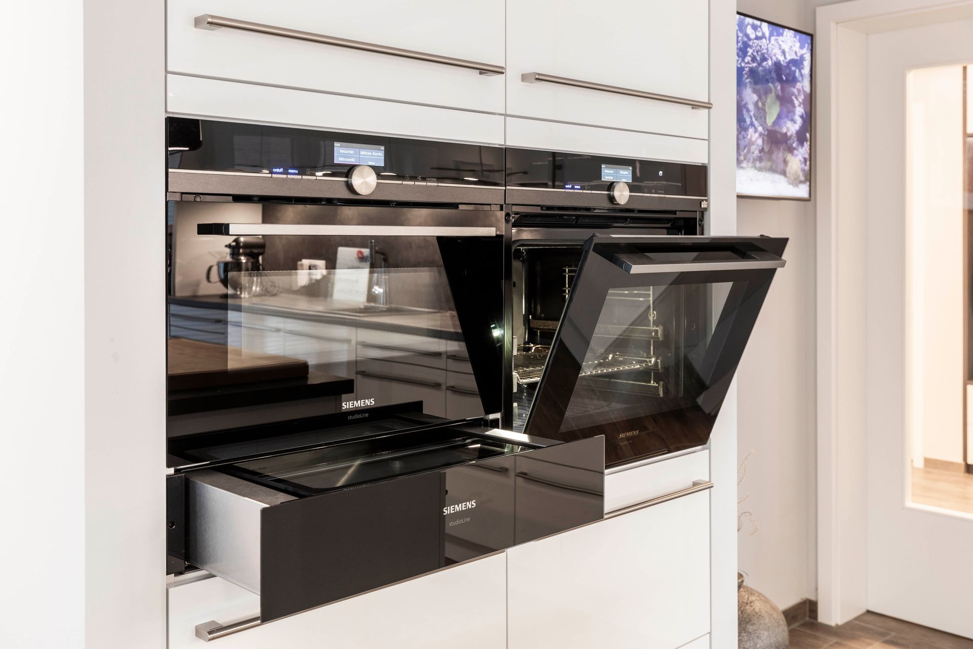 ein Doppelbackofen in einer Küche mit der Tür offen