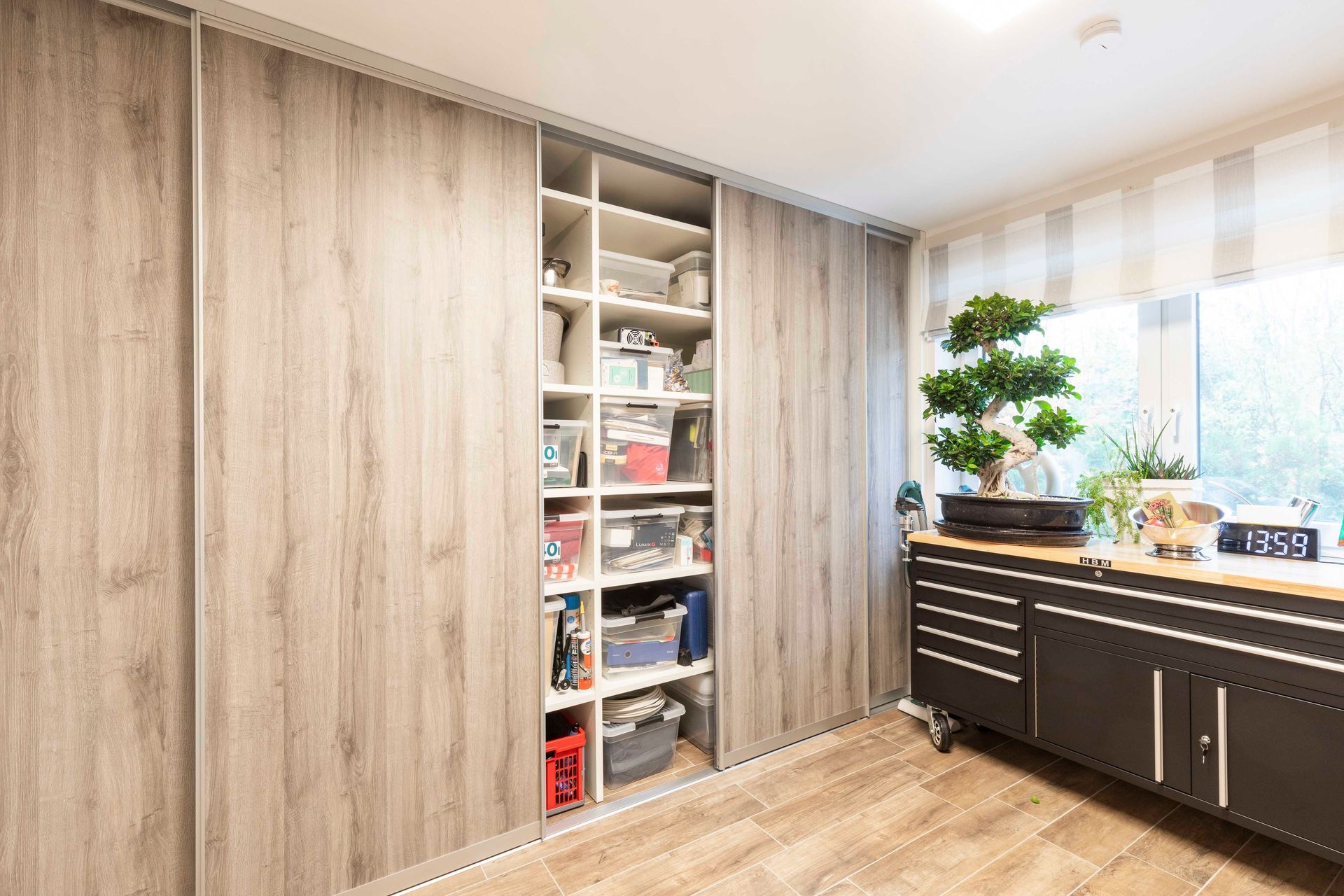 ein Raum mit vielen Regalen und Schränken und einem Fenster