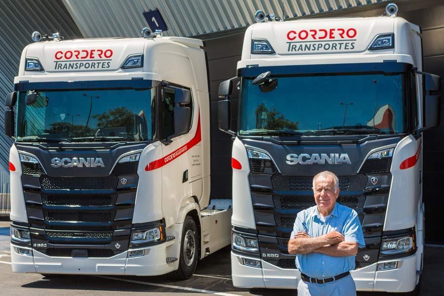 Transportes Francisco Cordero e Hijos, S.L. hombre junto a camiones