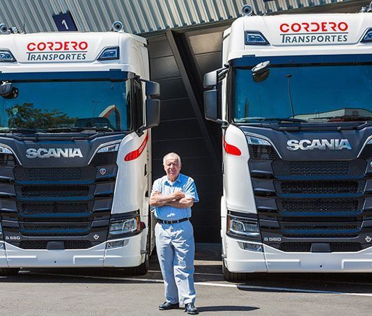 Transportes Francisco Cordero e Hijos, S.L. hombre junto a camiones estacionados