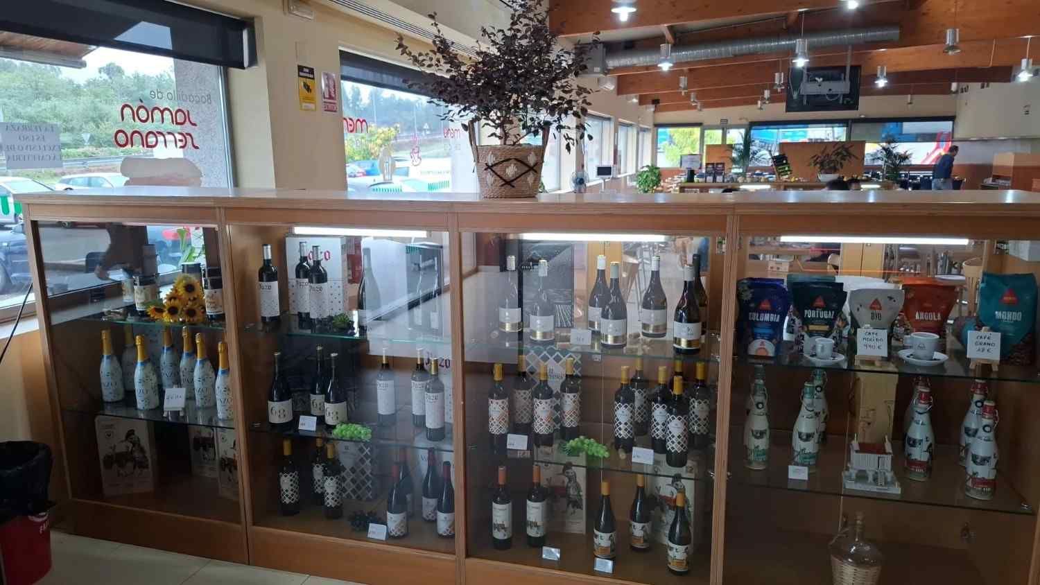 Vitrinas de cristal con botellas de licor en el interior de un bar o restaurante