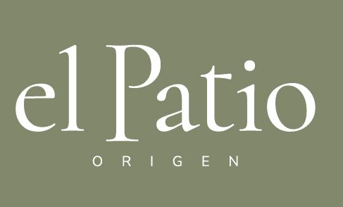 Logotipo de El Patio Origen en texto blanco sobre fondo verde oliva.