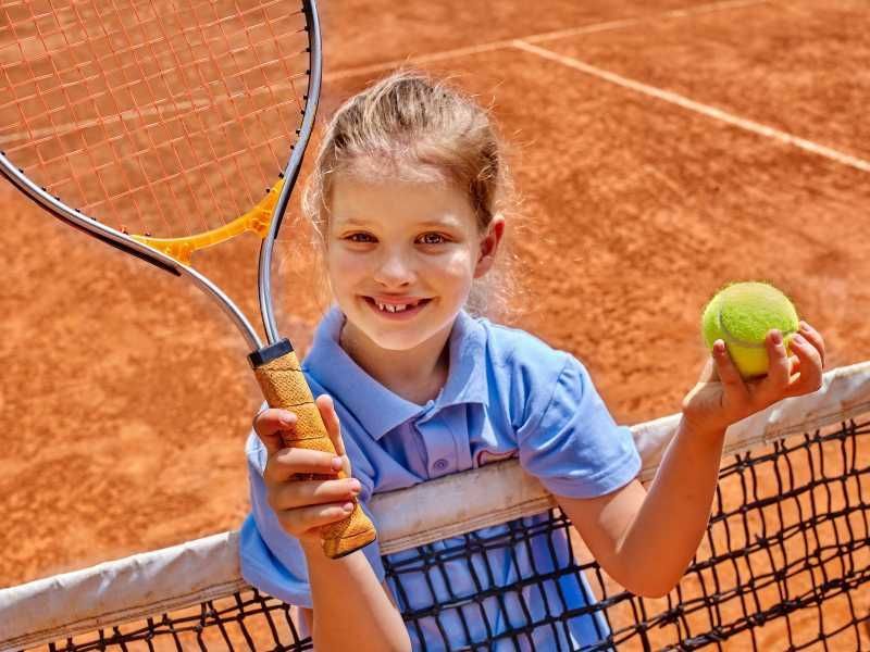 Junge Tennisspielerin am Netz