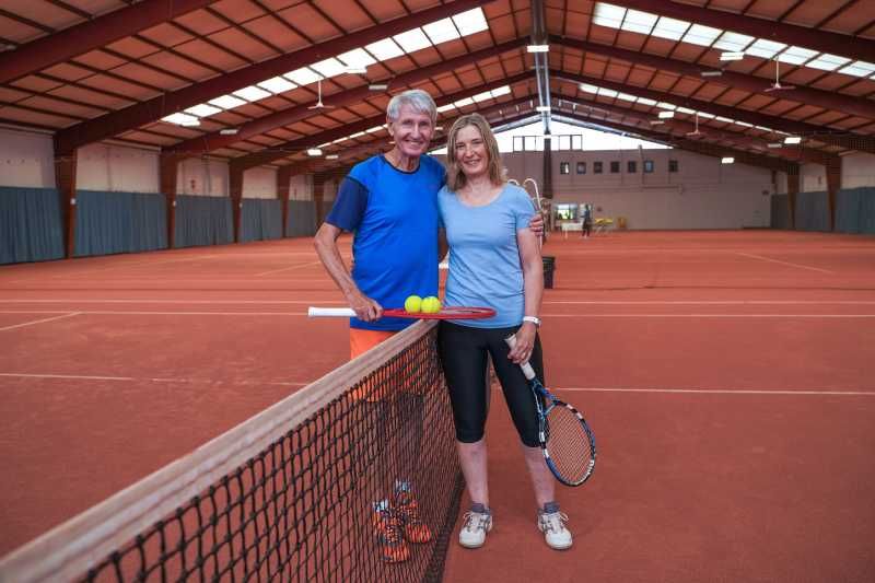 Tennisspielende in der Halle