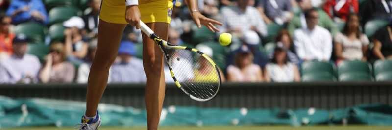 Tennisspielerin setzt zum Schlag an