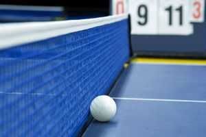 Ball am Netz einer Tischtennisplatte