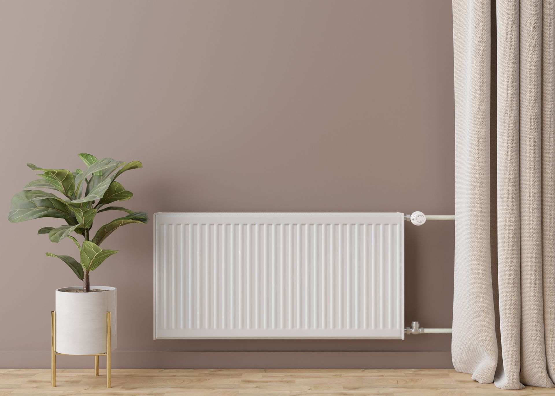 Radiateur blanc sur un mur taupe, à côté d'une plante à feuillage luxuriant dans un pot blanc et d'un rideau beige.