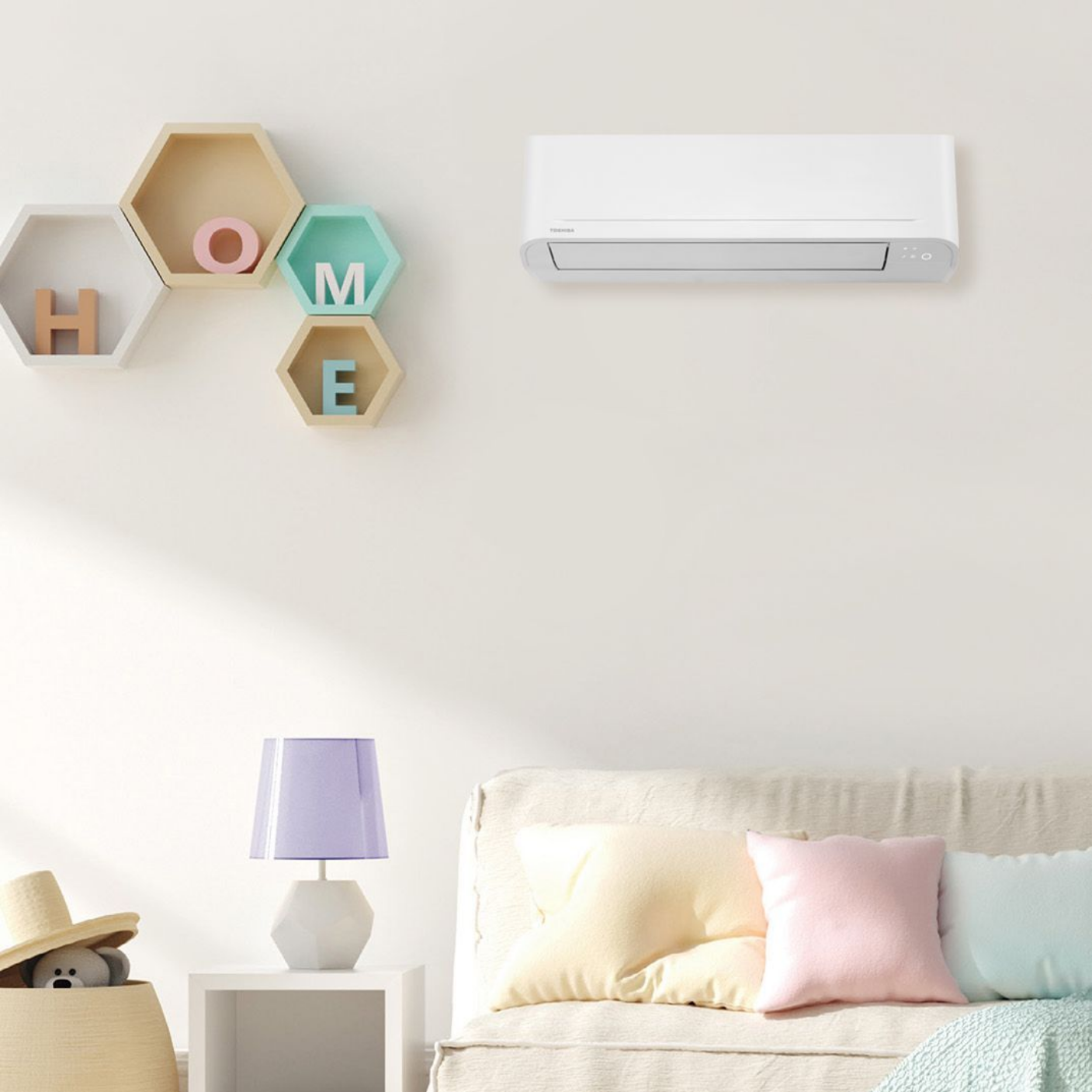 Climatiseur blanc fixé au mur blanc. Étagères en bois avec objets décoratifs en dessous.