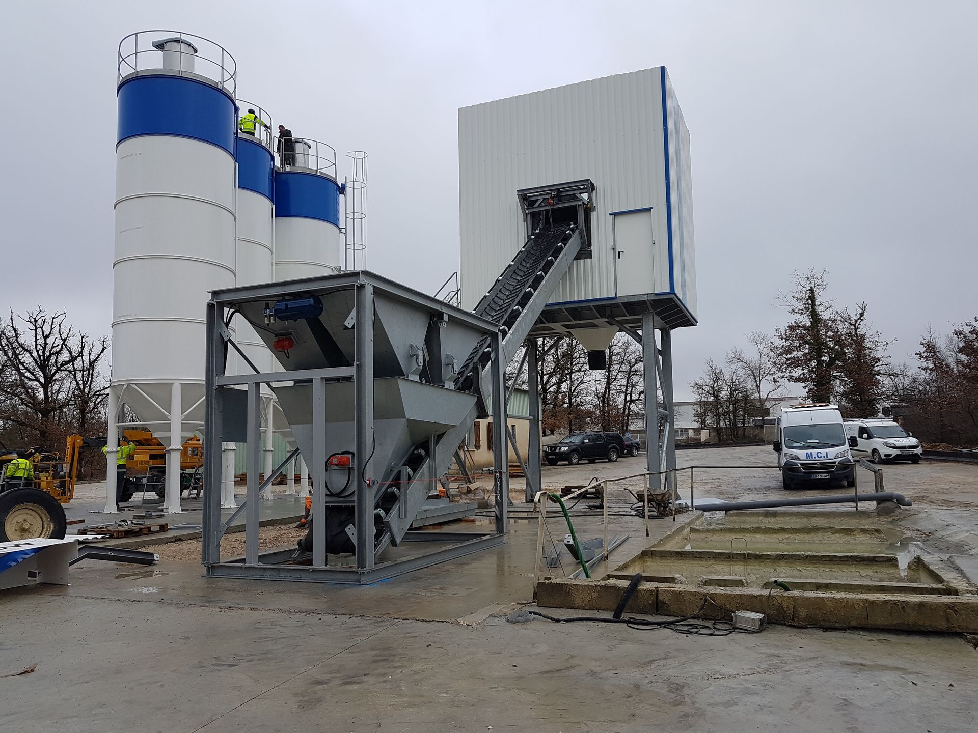 Centrale à béton sous un ciel gris